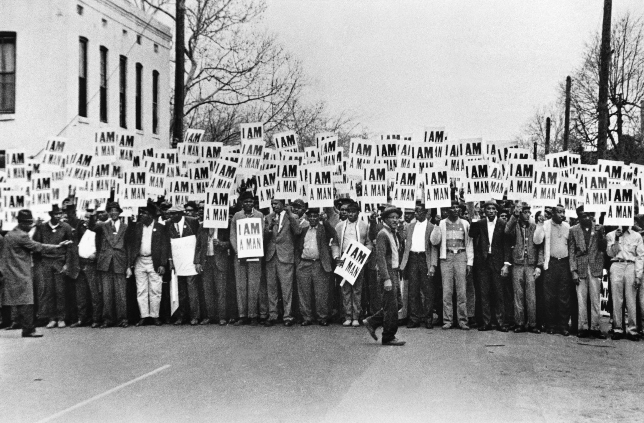 Photograph of dozens of African American protesters bearing signs saying: "I am a Man."