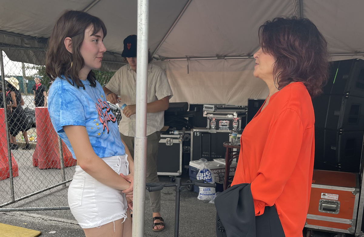 Molly Tuttle talking to Rosanne Cash backstage at Bristol Rhythm & Roots Reunion